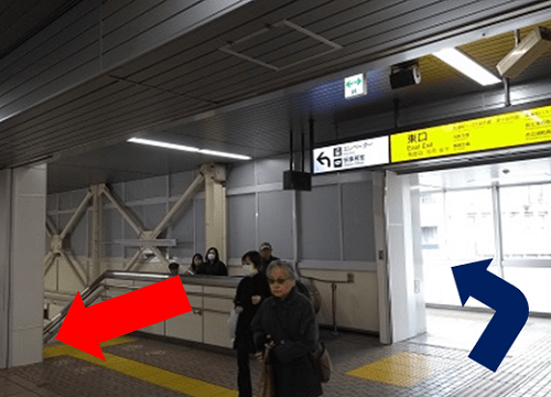 階段かエレベーターで下に降ります