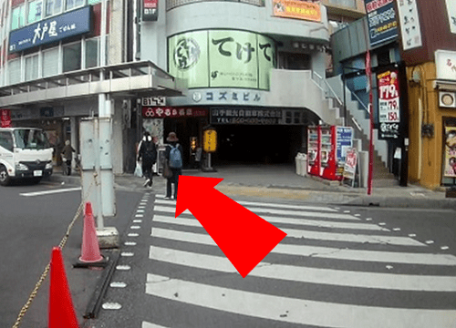 横断歩道を渡って左方向へ進みます